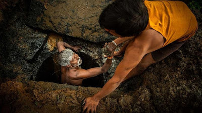 Sanitary workers risk their lives despite spread of coronavirus