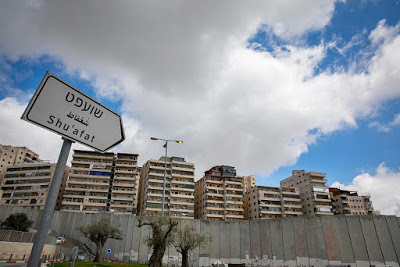 Abbandonato da Israele, il campo profughi di Gerusalemme viene lasciato a combattere da solo l’epidemia di COVID-19