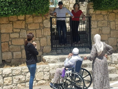 Gli israeliani ai palestinesi di cui occupano la casa: Cosa volete?