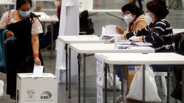 Ecuatorianos acuden a las urnas para elegir a nuevo presidente